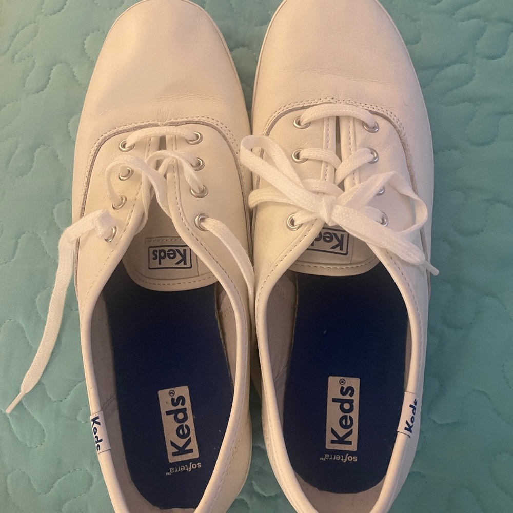 Keds Women’s 7.5 Wide Classic White leather Sneakers barely worn